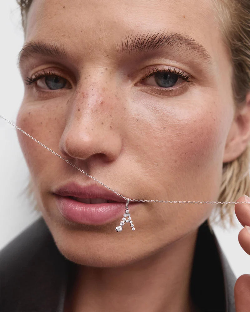Pendente con iniziale A in diamanti e oro bianco - Qshops (PDPAOLA)