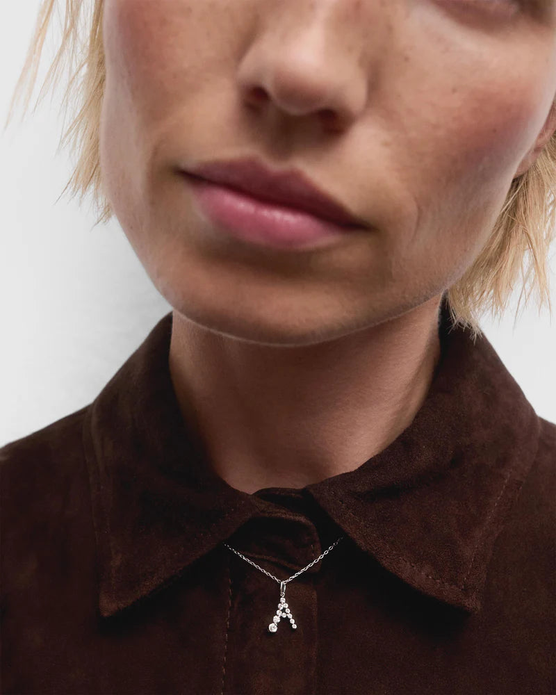 Pendente con iniziale A in diamanti e oro bianco - Qshops (PDPAOLA)