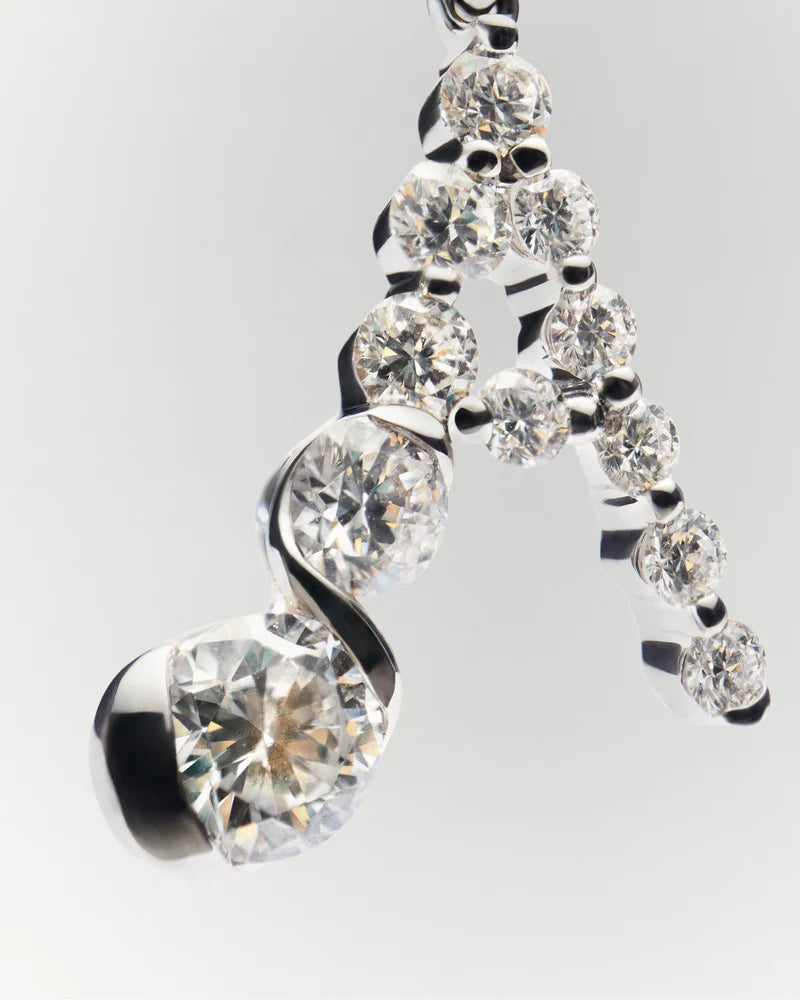 Pendente con iniziale A in diamanti e oro bianco - Qshops (PDPAOLA)