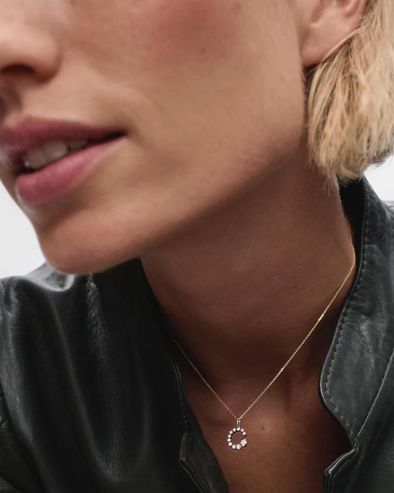 Pendente con iniziale C in diamanti e oro bianco - Qshops (PDPAOLA)