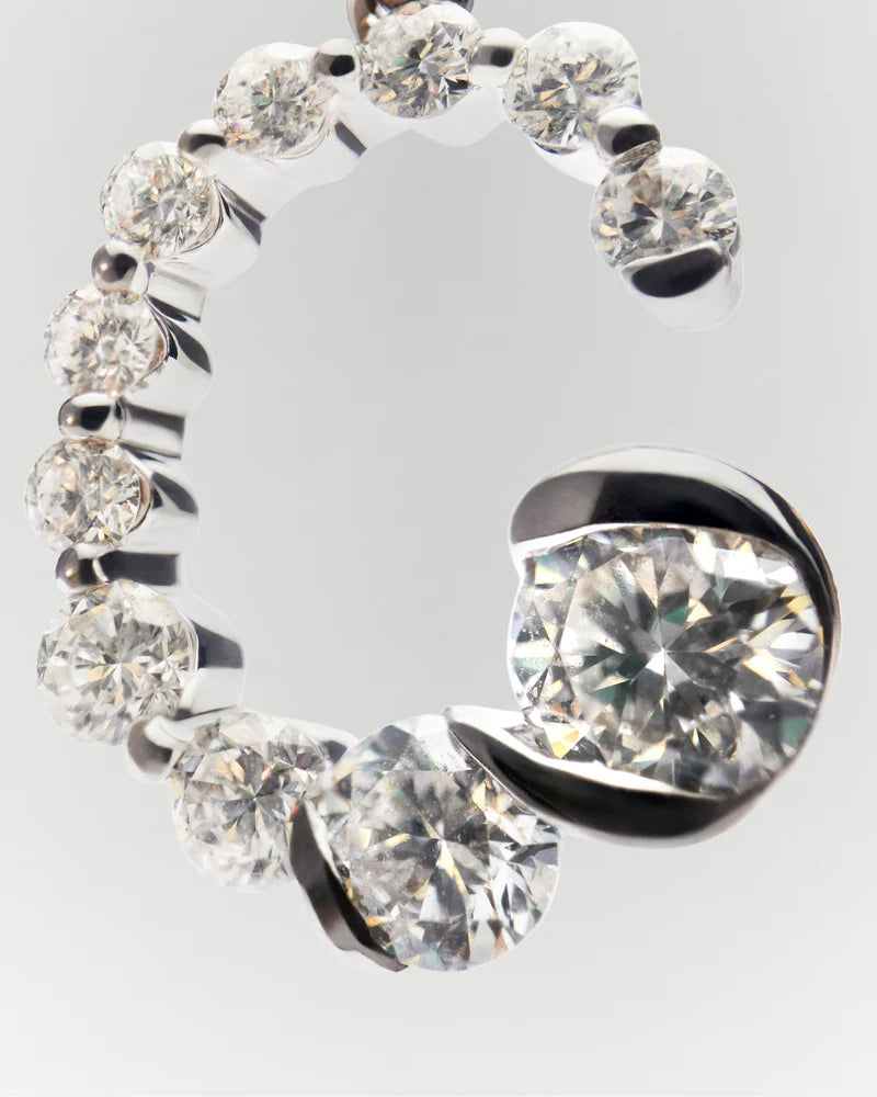 Pendente con iniziale C in diamanti e oro bianco - Qshops (PDPAOLA)