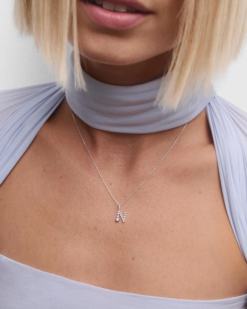 Pendente con iniziale N in diamanti e oro bianco - Qshops (PDPAOLA)