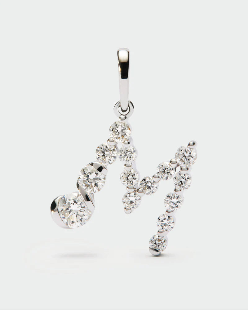 Pendente con iniziale M in diamanti e oro bianco - Qshops (PDPAOLA)