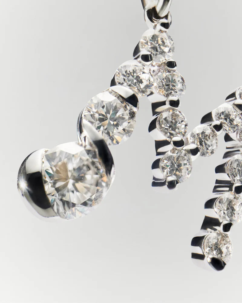 Pendente con iniziale M in diamanti e oro bianco - Qshops (PDPAOLA)