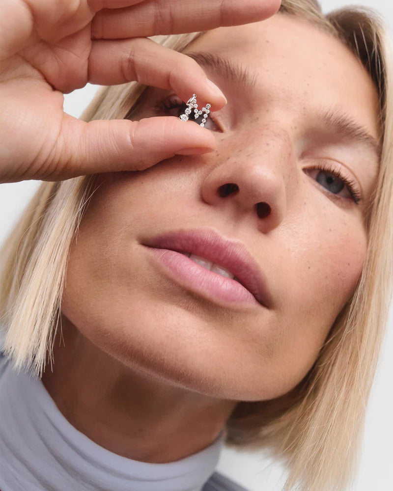 Pendente con iniziale M in diamanti e oro bianco - Qshops (PDPAOLA)