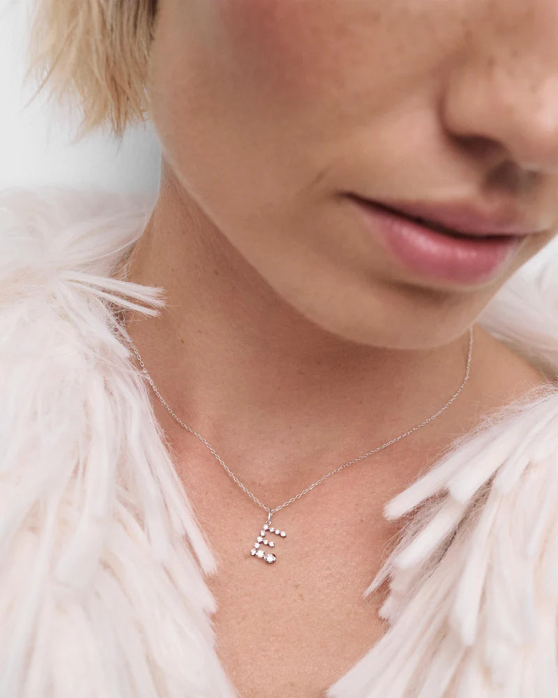 Pendente con iniziale E in diamanti e oro bianco - Qshops (PDPAOLA)