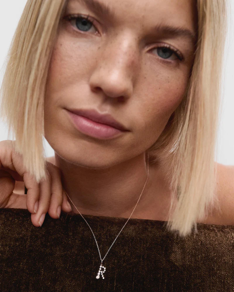 Pendente con iniziale R in diamanti e oro bianco - Qshops (PDPAOLA)