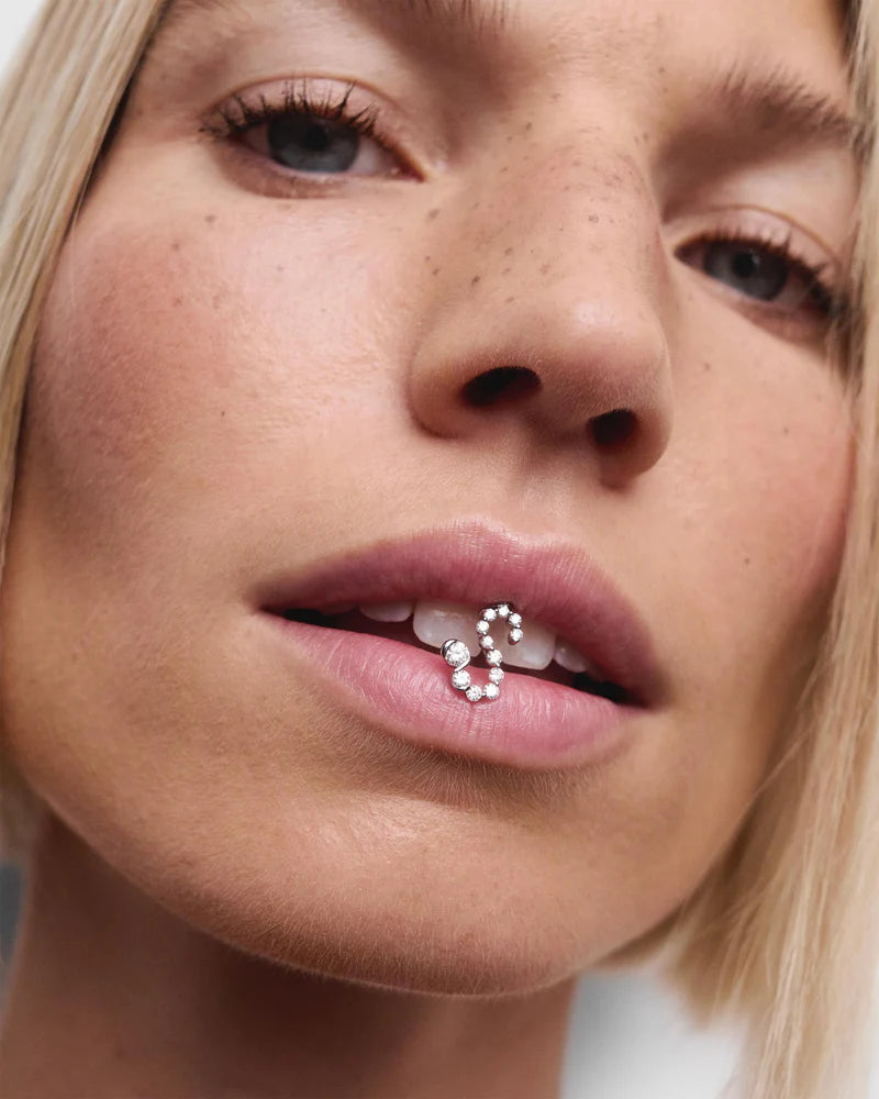 Pendente con iniziale S in diamanti e oro bianco - Qshops (PDPAOLA)