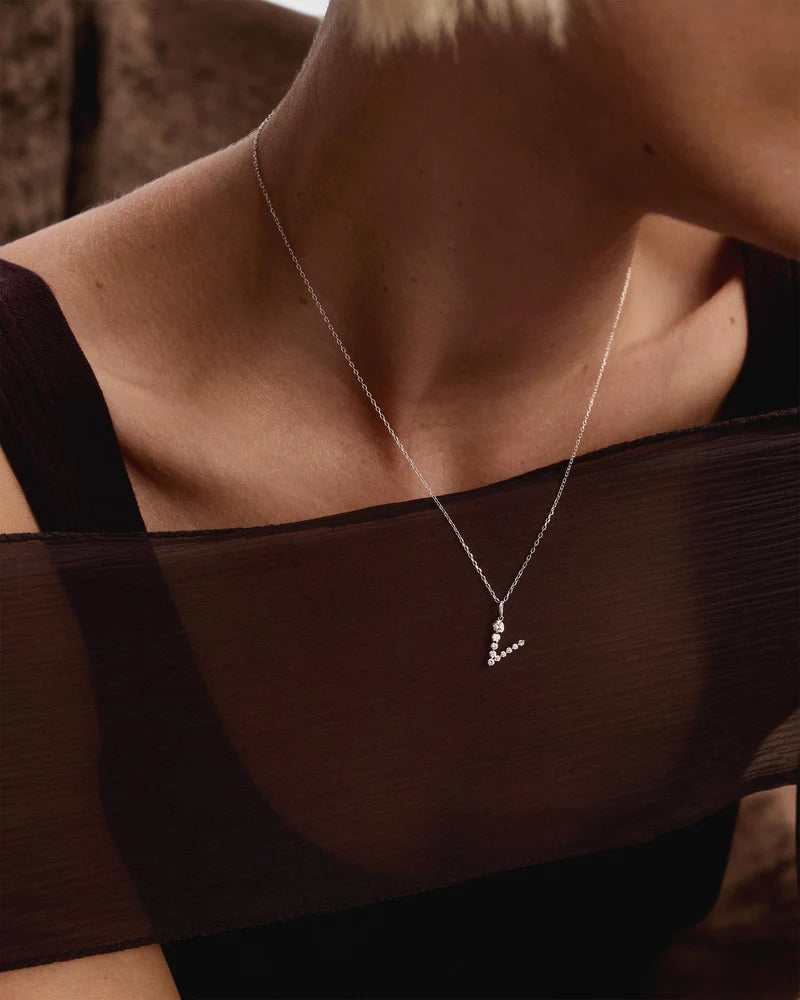 Pendente con iniziale V in diamanti e oro bianco - Qshops (PDPAOLA)