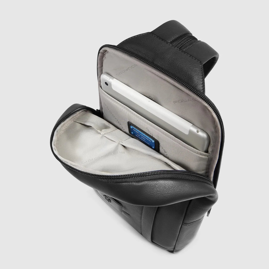Zaino monospalla uomo porta iPad Nero - Qshops (Piquadro)