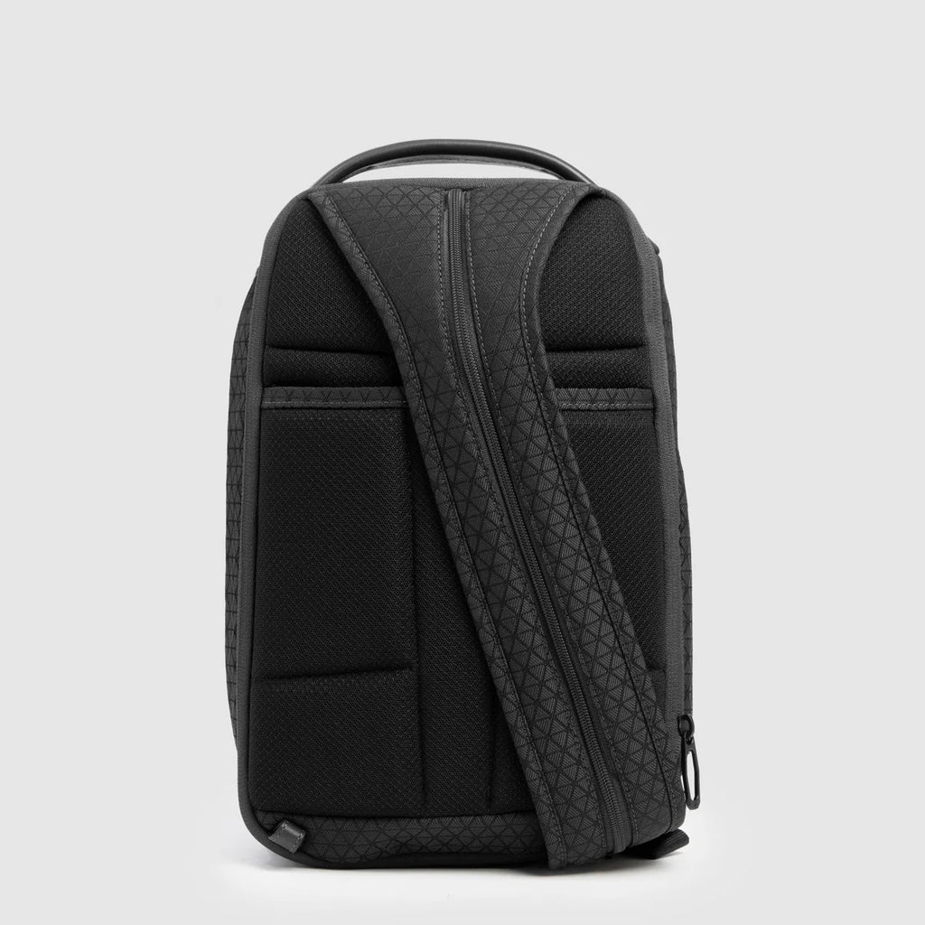 Zaino monospalla uomo in tessuto riciclato Nero - Qshops (Piquadro)