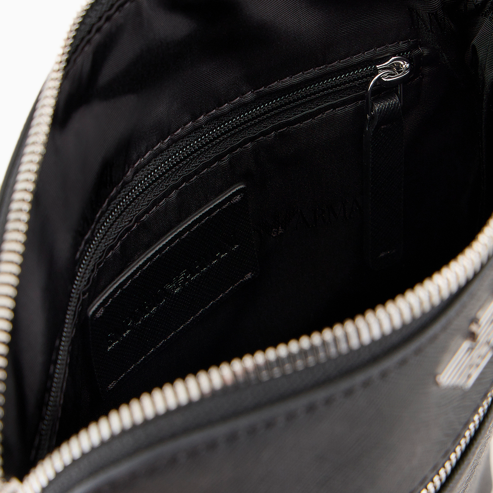 Tracolla piatta in pelle rigenerata saffiano placchetta aquila ASV Nero - Qshops (Emporio Armani)