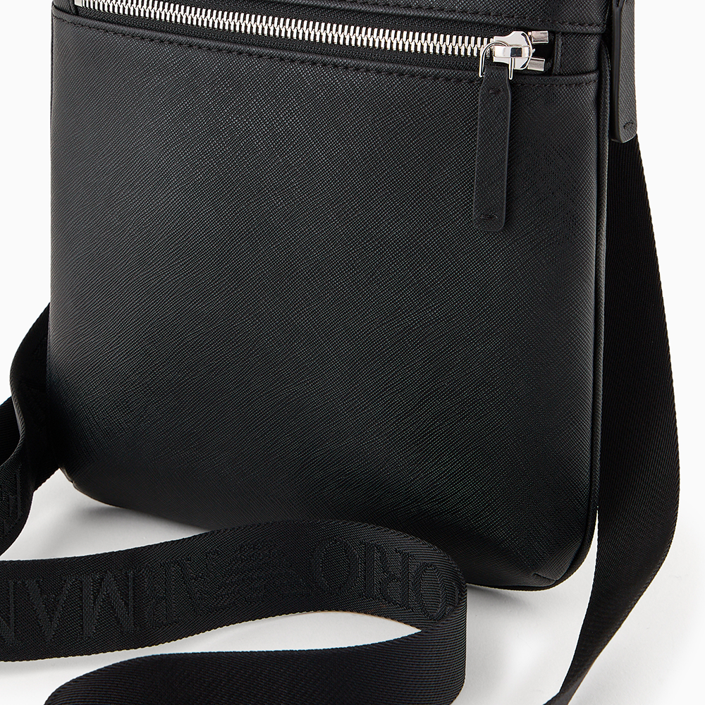 Tracolla piatta in pelle rigenerata saffiano placchetta aquila ASV Nero - Qshops (Emporio Armani)