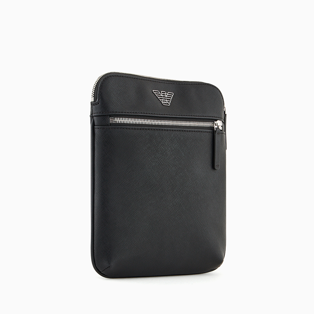 Tracolla piatta in pelle rigenerata saffiano placchetta aquila ASV Nero - Qshops (Emporio Armani)