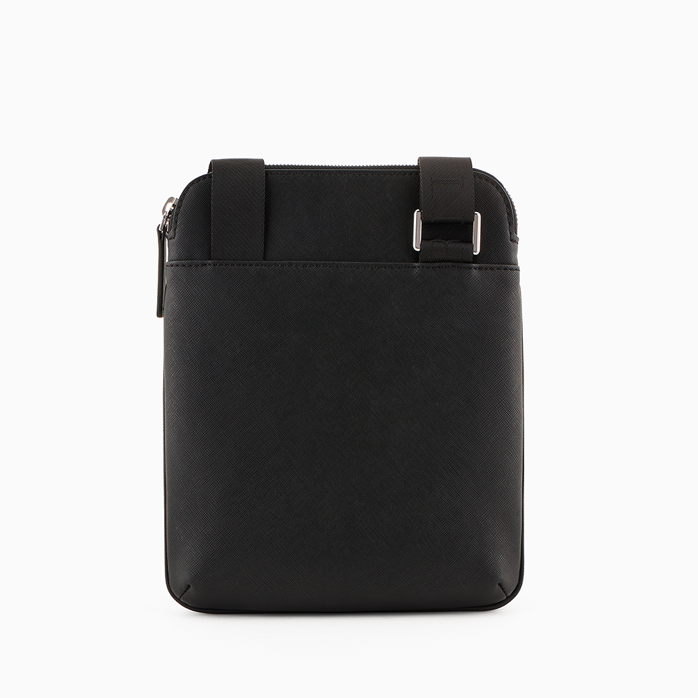 Tracolla piatta in pelle rigenerata saffiano placchetta aquila ASV Nero - Qshops (Emporio Armani)