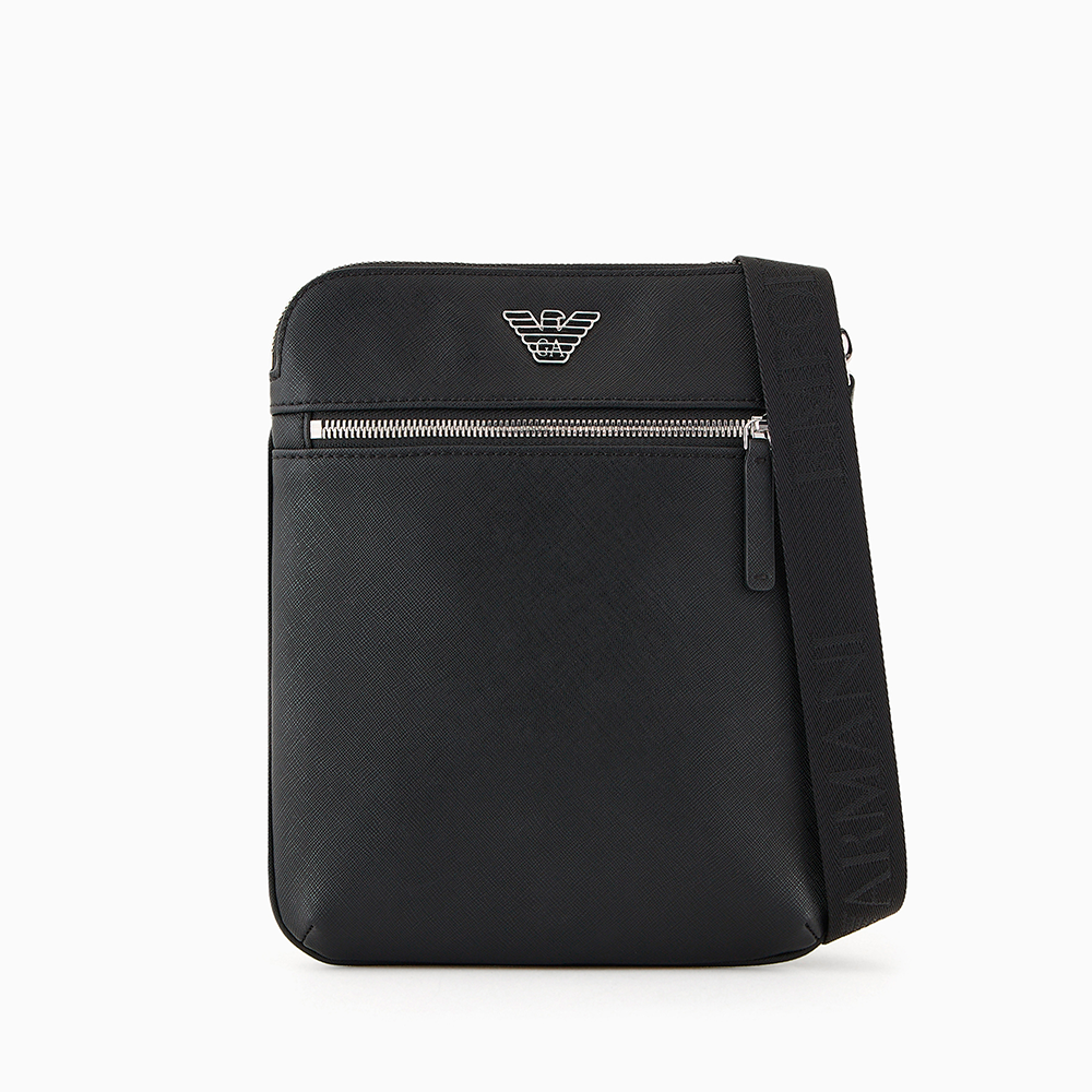 Tracolla piatta in pelle rigenerata saffiano placchetta aquila ASV Nero - Qshops (Emporio Armani)